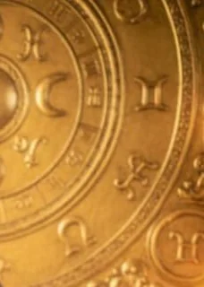 Detalhe dourado de um mandala astrológico, elemento do altar espiritual